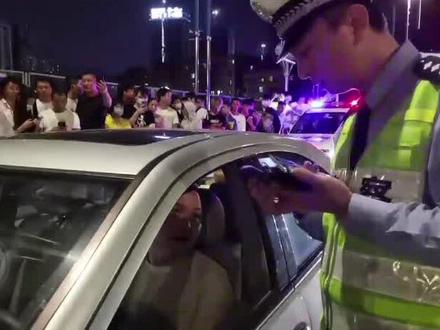 这个太给力了,直播间500多万的人气#深圳交警熊交警
