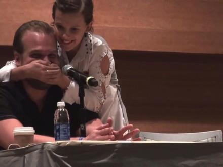 父女俩回答问题时,局长剧透关于第二季的怪物,把小11急的差点打电话给制片人#怪奇物语 #milliebobbybrown #小11 #hopper #怪奇物语第二季