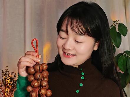 过年嗑剩下的夏威夷果壳,没舍得扔。穿成一串,摇一摇,是坚果的味道,也是年的声音,好闻好看又好听,有时间试一试吧~#夏威夷果摇铃 #废物利用 #手工diy #变废为宝 #过年手工