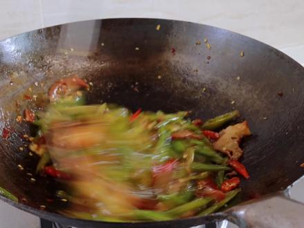 菜场中午不开门,买点猪头肉回来炒辣椒,简简单单对付一顿 #家常菜 #猪头肉 #盖浇饭