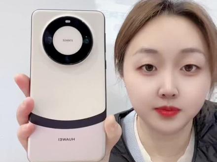 华为Mate 60 Pro+是华为2023年9月发布的旗舰手机,搭载麒麟9000S处理器,主打双卫星通信和全焦段影像,是当前国产高端机的代表作。
• 屏幕:6.82英寸OLED屏,2720×1260分辨率,支持1-120Hz LTPO自适应刷新率,第二代昆仑玻璃保护。
• 性能:麒麟9000S处理器,16GB运行内存,512GB/1TB存储空间,HarmonyOS 4.0系统。
• 影像:后置4800万超聚光主摄+4000万超广角+4800万超微距长焦三摄,前置1300万+3D深感镜头。
• 续航:5000mAh电池,支持88W有线快充、50W无线快充、20W无线反向充电
#华为mate60pro+熊猫色