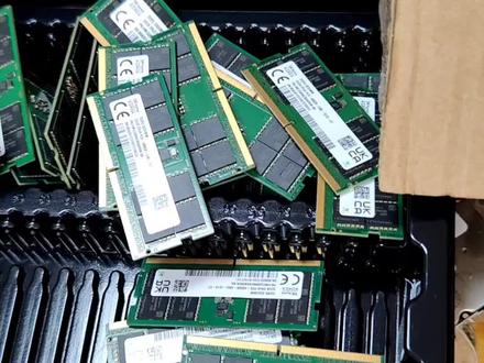 如何鉴别华强北造的海力士32GB DDR5 4800笔记本电脑内存与原厂正品区别呢?看底板有印SKhynix字母哈