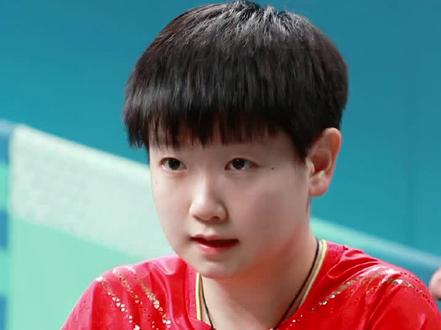 11月18日晚的全运会乒乓球女团半决赛中,孙颖莎带领河北女团以3:0横扫黑龙江女团,不仅晋级决赛,还实现了河北女团时隔24年重返全运女团决赛的突破。
这场半决赛里,河北队派孙颖莎、何卓佳、王添艺出战,而黑龙江队因王曼昱身体不适调整阵容,由张瑞、范姝涵、张缤月登场。比赛进程十分顺利,首盘双打何卓佳/王添艺就以3:0击败张瑞/范姝涵;第二盘孙颖莎登场,以11:4、11:5、11:3的悬殊比分零封张缤月;第三盘何卓佳再以3:0完胜范姝涵,最终河北队三场对决均未失一局,强势锁定决赛名额。
接下来,河北女团将在决赛中对阵山东女团与上海女团之间的胜者,孙颖莎也表示会以全力去拼的心态备战决赛。