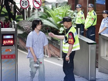 6月7日,重庆一中考点,第一位考生轻松走出考场:“语文发挥还可以,比较擅长”#重庆dou知道