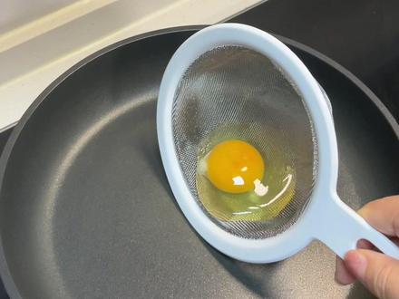 #漫画蛋 #蛋神 #平底锅美食 #早餐吃什么 #溏心蛋 漫画蛋做法真简单!轻松两步搞定!@DOU+上热门 @DOU+小助手