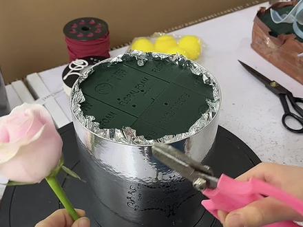 第13集|19枝抱抱桶花束一镜到底无剪辑教程来啦#创业日记 #抱抱桶插花教程 #插花教学