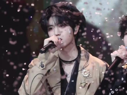 一个“打假”视频#张桂源
二编:我寻思这个视频也没说某群体呀 前排那么多相机 就一张0.4x倍速的动图发发发 怎么没有同时间另外一个机位视频发呀