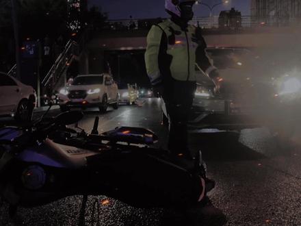 小时候摔倒了,要看周围有没有人,有就哭,没有就爬起来。长大后摔倒了,要看周围有没有人,有就爬起来,没有就哭。#机车 #文案 #摔车 #骑行vlog #第一视角 #emo