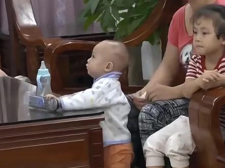 13岁女儿在家像“佣人”,家务多得做不完,妈妈还嫌弃:她烦死 #现代史 #人物故事 #真实事件