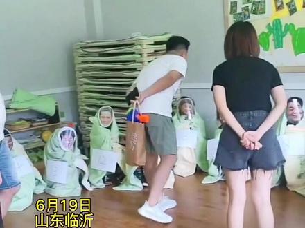 爆笑!幼儿园父亲节活动,宝宝全副武装,让爸爸找出自家娃!你猜他们能找出来吗?
