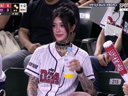 是哪个幸运儿被选中上了韩国棒球赛大屏呀~#韩国棒球啦啦队 #chatgpt #韩国大屏应援 #ai