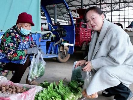 记录丽江生活第15集:七河乡赶集 丽江七河与大理鹤庆共处在一个坝子里,各民族大杂居小聚居是云南民族特色,这里以纳西族与白族为主,生活和文化相互交融,和谐共荣。七河的集市就是大理蔬菜与丽江特产的集合,莲藕、红薯、竹编、土鸡、猪肉、竹编、洋芋、小菜等,物产丰富,当然人更丰富,勤劳、质朴,良善、宽容。下一站:龙山乡。#丽江云子 #云南美食 #赶集