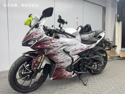 骑车的手比我的心还冷#机车 #女骑 #仿赛 #赛250 #车衣贴膜