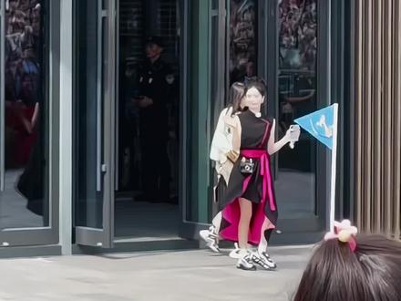荧幕前的人出现在我面前! 本来在翡翠楼前面等,等了大概四个小时,刷到直播说会从这个门出,赶紧搬着梯子跑到这个门,也是很幸运看到了! #跑男录制现场 #白鹿 #奔跑吧