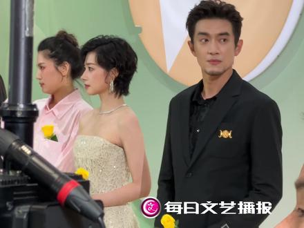 #刘亦菲缺席白玉兰红毯 看旁边的万茜多优雅,林更新是一点偶像包袱都没有啊,乐啥呢?碰到熟人了吗?虽然刘亦菲没走红毯,但大家人手一只黄玫瑰呦!#直击白玉兰颁奖典礼