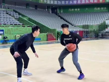 赖益烨太强了,澳洲NBL的周楷恒能不能打赢中国NBL的赖益烨呢?你觉得谁更强?#柯冉杰苏尔vs一帆赖益烨 #周楷恒vs郭昊文