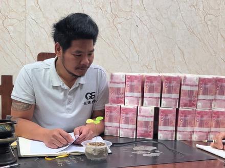 在南宁的兄弟姐妹们想要买电动车的,我这里配有蛇皮袋