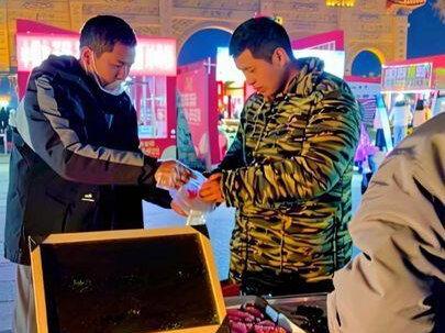 用50元香蕉做了100多根巧克力脆皮香蕉带双胞胎堂哥摆摊锻炼,卖的一根不剩的一天。人生没有标准答案,别怕挫败,也别怕重来,沉下心向前走,每一步都是慢慢变好的序章!#我的摆摊日记 #我的乡村生活 #记录真实生活 #巧克力脆皮香蕉 #三农