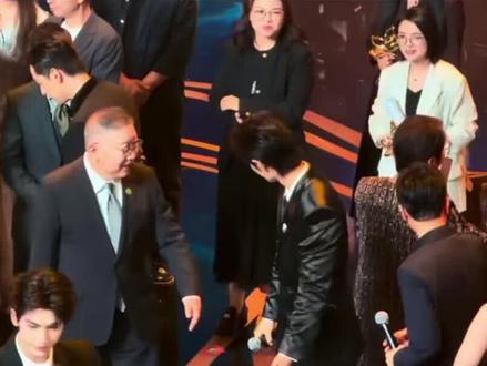 晚睡有好处 #白玉兰奖颁奖典礼
大妹子们来看呐