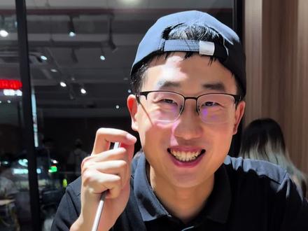 探店“高德扫街榜”上海第一名——金强牛肉面 肉质确实不错,偏咸鲜,整体给个🌟🌟🌟🌟但说实话,还没到“跨城来吃”的程度。
🔍 一碗牛肉面能坐上榜首,说明“扫街榜”的算法在精准度和定位上还值得讨论。它到底是想成为本地生活指南,还是决策工具?
🤖 未来如果融合AI,能不能给我更智能场景化的推荐,比如下班路上顺路吃?
🌐 甚至,基于阿里生态,是不是能让我形成“足迹地图”,一边导航一边解锁本地惊喜?
➡️ 一次探店,不止是吃面,更是对“榜单+产品”的好奇与追问。我是 @爱理克斯 ,关注我,下次带你去吃点更值得“轮胎磨损”的。@高德地图 @高德 @高德扫街榜
#vlog十亿流量扶持计划 #美食 #抖音美食推荐官 #日常分享 #餐饮