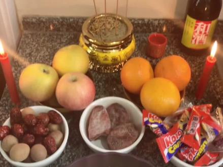 腊月二十三供奉灶王爷
流程
一:净手净灶点烛迎详祝福纳吉送爷回宫除夕那天再恭迎回来
二:送灶爷时间
腊月廿三/廿四黄昏(17:00-23:00),不晚过23:00点。
三:准备果/品
苹果三个,橙子三个,红枣一盘,桂圆一盘,糖果一盘,红烛2个,清酒一杯,其他干果随意。黄酒一瓶。
四:如何放置红烛两根放供品两侧,黄酒三杯或者一瓶放正前方。
五:小声念道灶君爷爷在上,晚辈真诚敬至。
今日小年,灶台已干净,备了甜点清酒敬您,一年来多亏您照看,全家三不愁,老少安康,心中特别感激。
今送程
愿你:
上天言好事
回府降吉祥
叩拜#腊月二十三#小年#灶王爷#灶马是什么#传统文化