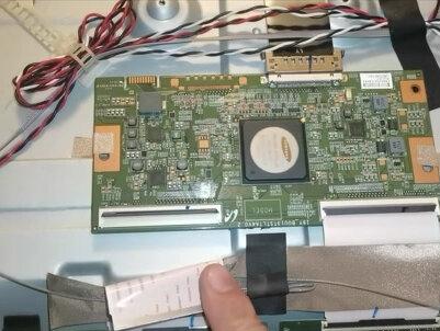 海尔65寸蓝屏灰屏,去保护后完美呈现,不换屏儿不换件儿当场搞定#液晶电视维修 #电视机 #家电维修 #家用电器 #液晶屏维修