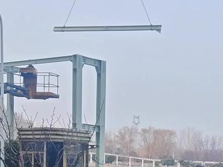卸扣①:卸扣在与钢丝绳索具配套作为捆绑索具使用时,卸扣的销轴部分应与钢丝绳索具的索眼进行连接,以免在索具提升时,钢丝绳与卸扣发生摩擦,造成销轴转动,导致横销与扣体脱离,造成危险。#电力小王 #安全是技术 #卸扣