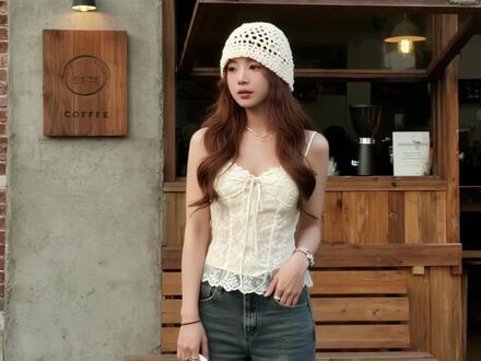 1分钟带你免费速通N种Nano Banana玩法! Gemini 全新推出的 Nano-banana 模型,效果震撼到炸裂!一出场就直接封神,堪称图像生成模型领域的重新洗牌者。
强烈建议大家赶紧上手体验,感受什么叫“出道即巅峰”!
手办提示词:Use the nano-banana model to create a 1/7 scale commercialized figure of thecharacter in the illustration, in a realistic styie and environment.Place the figure on a computer desk, using a circular transparent acrylic base without any text.On the computer screen, display the ZBrush modeling process of the figure. Next to the computer screen, place a BANDAl-style toy packaging box printedwith the original artwork.
工具: imarena
#NanoBanana #AI模型 #ai设计 #设计神器 #人工智能