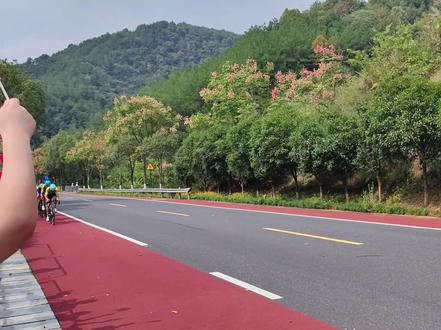在原岛酒店门口看杭州亚运会210公里男子公路自行车赛#环千岛湖公路车赛 #杭州亚运会#自行车比赛