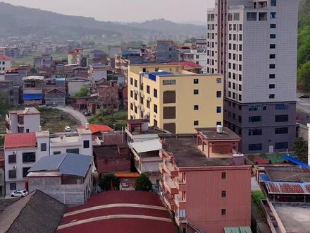 笆篱镇简介 你所看到的不是法国巴黎,而是位于湖南省郴州市宜章县的笆篱镇,笆篱镇
现辖笆篱1个居民委员会,范家、邱家、戴家、黄土岭、平原、峙冲、归塘、车田、东风、五斗冲、白沙圩、腊园、对江水、桐木湾、圣公坛、黄竹冲、山门、皂角、坦灵祠、桥头、邝里洞、洛角塘、才口23个村民委员会,下设296个村民小组、2个居民小组。全镇总面积141.25平方千米(2017年),耕地34260亩,37548人(2017年)。
乡镇简介
乡镇区划调整中由白沙圩乡与笆篱乡进行合并成建制镇笆篱镇,合并后全镇总面积141.25平方千米(2017年),耕地面积36388亩,其中水田21108亩。全镇辖23个村委会、1个居委会,171个自然村,296个村民小组,共37548人(2017年)。笆篱镇是工、农业结合的乡镇,鞭炮、造纸、石材是全镇三大支柱产业,农业以水稻种植、烤烟、脐橙、朝天椒为主。境内生态环境良好,旅游资源丰富,各类旅游资源兼备,且与莽山相连,有圣公坛工农革命军旧址、腊元古民居、笆篱古堡、莽山后花园——溶家洞林场等旅游资源,具备了溶入大莽山,发展旅游产业的条件。先后荣获全国农业普查先进集体、省级安全生产示范镇、省级农机安全示范乡镇、全市综治维稳工作先进单位、全市安全生产工作先进单位、全市就业工作先进单位等多项荣誉。你是笆篱的吗?你有了解过笆篱吗?#笆篱镇简介#笆篱镇#法国巴黎#湖南省郴州市宜章县笆篱镇 #乡村生活