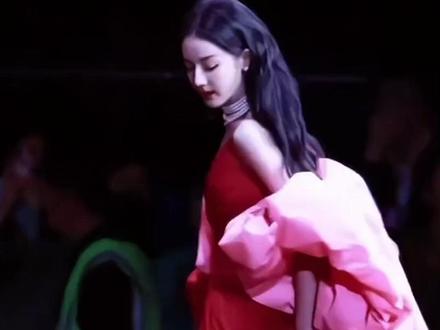 一个metgala,又把热巴的造型带火了?#迪丽热巴 #metgala #张艺凡 #当红毯大魔王遇上metgala