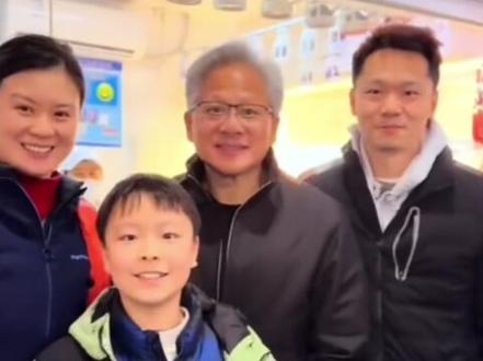 怕掐脖子,黄仁勋上海骑共享单车逛菜场圈粉拉近普通人距离#黄仁勋 #AI#千亿大佬 #创业#英伟达