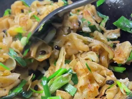 炒豆饼只有湖北才能吃到哦#豆饼的炒法 #豆饼 #蒜苗 #炒饼才是国民级宵夜