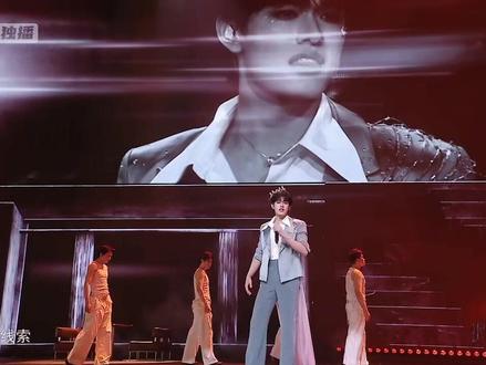 张极舞台 小极唱的真的太好听了,最后的小惊喜邮箱上面竟然是啵啵#张极 #top澳门浪漫主义演唱会