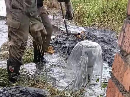 自流井,一般都是打穿了隔水层的岩石顶板,承压水在静水层的压力下,顺着钻孔往地表涌出,形成自流,恭喜朱书记喜获不要电费的灌溉井,朱书记见水发财