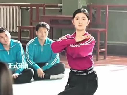 《主角》中,刘浩存所做的卧鱼,是一个戏曲、舞蹈通用的招牌动作。卧鱼的动作要领是什么呢?
肩背着地,在歇步下蹲过程中,盘腿侧卧,以肩贴地。整个过程的重点在贴地拧身这一步:
要求练习者臀部着地,右腿贴地,上身向右拧转,肩、背部贴地。
这个动作底盘要稳,双腿要盘紧。
肩背着地,臀压脚跟,同时肩不耸、头不晃、气息不乱,要做到这一套很不容易。
柔韧性一般的人,是做不到这个动作的,靠的是侧腰的柔韧性。
但慢卧鱼不止是靠柔韧性。
秦腔八大绝里面,慢卧鱼是一绝。
慢卧鱼最难的点,在于极限开胯、单腿静控、无借力起身的三位一体,核心发力点,在核心肌群、支撑腿内收肌与腰背深层稳定肌。
你看她做得非常慢,慢卧鱼,越慢越难,因为要在歇步的基础上下蹲到坐地,一不小心就会摇晃,维持不了身体平衡。
普通的舞蹈演员做不到这么慢,而且做不到这么慢还这么稳,并且做不到肩背着地贴得严严实实。
无借力起身,也是一大难点,因为无借力很难起来。
无借力起身,要求双手无任何支撑、仅靠腰腹与支撑腿爆发力站起,普通人很难做到,一般都是要手撑地才能起来。
刘浩存做得非常棒,把卧鱼肩背贴地贴得那么平,臀压脚跟压这么实。
#这动作谁顶得住啊 #可爱的孩子们演技真的很好 #主角