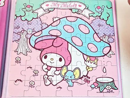 粉嫩的梦幻世界里,美乐蒂正踮着脚尖轻吻那朵巨大的蓝白波点蘑菇,像极了童话里不愿醒来的梦。小象与蝴蝶在花丛间低语,每一块拼图都藏着温柔的魔法。#手绘#动漫人物 #绘画手工 #拼图 #美乐蒂