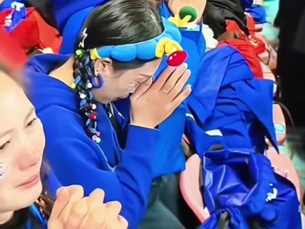 湘超永州夺冠感动全网,草根逆袭是我们心底最深层的情感表达,永州球迷真诚祈祷的模样令人热泪盈眶,因为这一刻让我们仿佛看到了自己...#场面壮观 #比赛现场 #湘超#足球