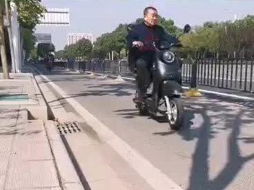 非机动车道也分左右,逆行要罚款50元。#电动自行车 #非机动车道 #骑车逆行罚款50