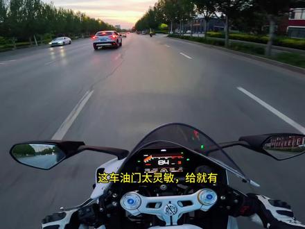 公升之下我无敌,公升之上一换一 啥也不说了,提速跟比公升还猛!张雪牛13#第一视角驾驶摩托车 #张雪820rr #机车 #wsbk冠军车型