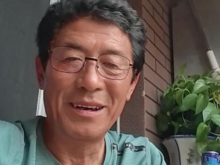 旧式圧菜用瓮,上面放nou里䄃,再放黄土,压出的菜臭气熏天,但吃着特别香,配上搅粥或莜麦干粮,那叫个绝配。我现在的做法窝不臭,保持了曲曲莱的原味,只是稍稍有点儿酸,也很好吃。