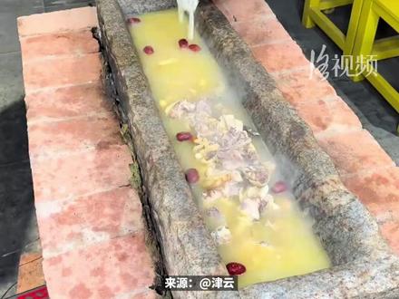 湖南一饭店上新“石槽火锅”,被网友调侃神似“猪食槽”