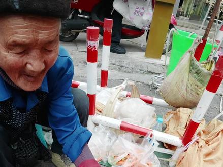 在安顺遇到一位卖胡萝卜的老爷爷,好慈祥 #贵州 #安顺 #关爱老人 #正能量
