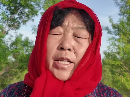 全国劳模殷玉珍替树“寻亲”,喊话美国友人赛·考斯基来内蒙古看看:“当年你捐助的5000美金,已经长成5万多棵树了!”@奔腾融媒
