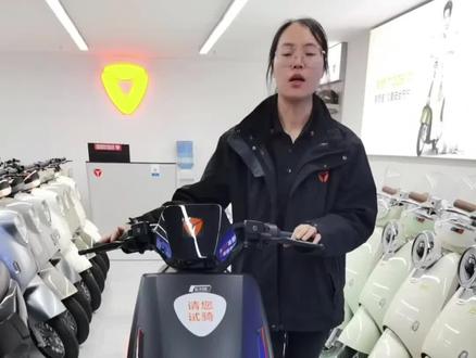 第一步:搜索雅迪智行App
打开手机应用商店,搜索【雅迪智行】下载并完成注册/登录。
🔑第二步:开启车辆准备绑定
确保雅迪T35处于启动状态(仪表盘亮起)。
车机进入蓝牙配对模式
📱第三步:App内操作绑定
1. 打开App,点击首页(绑定爱车)
2. 选择车型「雅迪T35」,根据提示开启手机蓝牙和定位权限。
3. 扫描车架号二维码(位于踏板下方或座椅内侧)或手动输入编码,点击「立即绑定」。
4. 等待App自动搜索并连接车辆蓝牙,成功后显示「绑定成功」提示。
第四步:功能验证**
绑定成功后,即可通过App实现:
实时查看车辆位置
电子锁车/解锁
电量显示
🛠固件OTA升级
注意事项
1. 绑定需在网络畅通环境下完成,首次操作建议靠近车辆。
2. 若扫码失败,检查二维码是否破损,或手动输入车架号(VIN码)。
3. 绑定异常?尝试重启App、车辆电源
绑定App后,你的骑行将更安全、更高效!
立即解锁更多玩法:自定义骑行模式、记录行程轨迹、
📲 转发给车友,一起玩转智能出行!
#雅迪T35 #智能电动车 #科技改变骑行