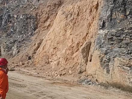 灰岩断层构造裂隙内,发育一条花岗闪长斑岩#分享知识 #知识科普