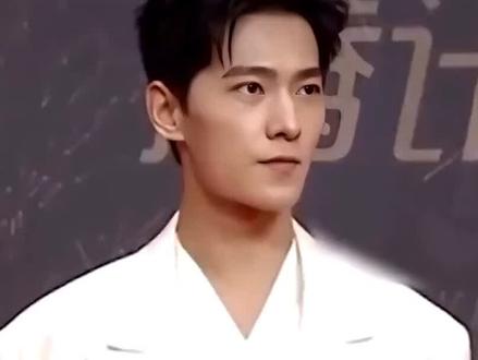 一向清冷自律的杨洋,为新剧高强度武训意外手部骨折。从前受伤从不卖惨,这次却温柔报平安,反差戳哭全网。低调敬业、隐忍又温柔,这样真诚的他,真的越了解越让人喜欢。