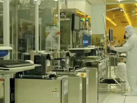 江丰电子拟募资19.5亿加码半导体材料与零部件国产化 7月10日,江丰电子发布公告称,公司拟通过定向增发募集资金19.48亿元,主要用于三大核心项目及补充流动资金。其中,年产5100个集成电路设备用静电吸盘产业化项目、年产12300个超大规模集成电路用超高纯金属溅射靶材产业化项目,以及上海江丰电子研发及技术服务中心项目成为投资重点,剩余资金将用于补充流动资金及偿还借款。
值得关注的是,江丰电子计划在韩国建设半导体溅射靶材生产基地。此举旨在构建先进制程靶材的全球化产能布局,境内产能将优先满足国内半导体行业快速增长的靶材需求,境外产能则重点覆盖SK海力士、三星等国际客户,优化全球供应链响应能力。
作为国内半导体材料龙头,江丰电子近年来积极拓展半导体设备精密零部件领域,目前已实现4万多种零部件的量产能力,产品覆盖PVD、CVD、蚀刻机、离子注入机等核心设备。公司表示,本次募资将进一步加速关键零部件的国产化进程,推动国内半导体设备供应链自主可控。
分析人士指出,此次定增标志着江丰电子从单一材料供应商向“材料+零部件”综合服务商转型,通过全球化产能布局与技术升级,有望在半导体国产化浪潮中巩固领先地位。#真空回流炉 #芯片封装 #半导体设备 #江丰电子