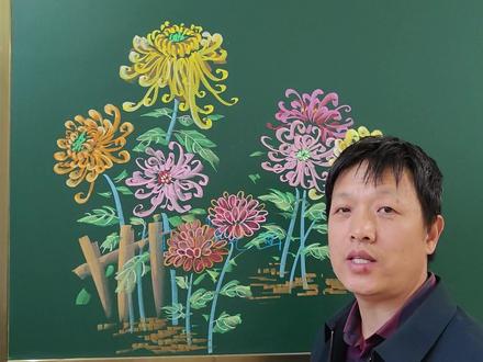 秋天菊花盛开,教大家用粉笔画一画菊花 #粉笔画 #黑板报粉笔画