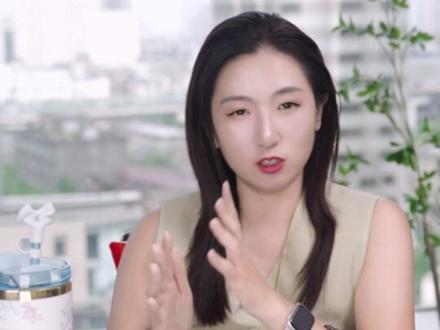 GEO取代SEO?2招买通AI,成为“正确答案”! 前段时间马斯克在X评论说:AI将取代搜。
揭开了营销圈近期很火的话题:GEO 正在取代SEO,这背后其实是, AI让消费者彻底“变懒”了。
以前购物:搜索 → 对比 → 纠结 → 下单,
现在呢?直接问AI:“我该买啥?”
保姆级答案直接喂到嘴边!
这就叫GEO(生成式引擎优化)
AI不仅改变了搜索,还重构了整个消费决策链!
品牌抢流量的核心,也从“抢排名”变成了“抢答案”!
今天,品牌想打赢GEO之战,不仅要让AI提到你,还得成为AI回答中的“正确答案”。
本期视频,我总结了2招,“买通”AI,把你的品牌植入AI的大脑!
#品牌营销 #商业思维 #AI营销 #GEO #SEO